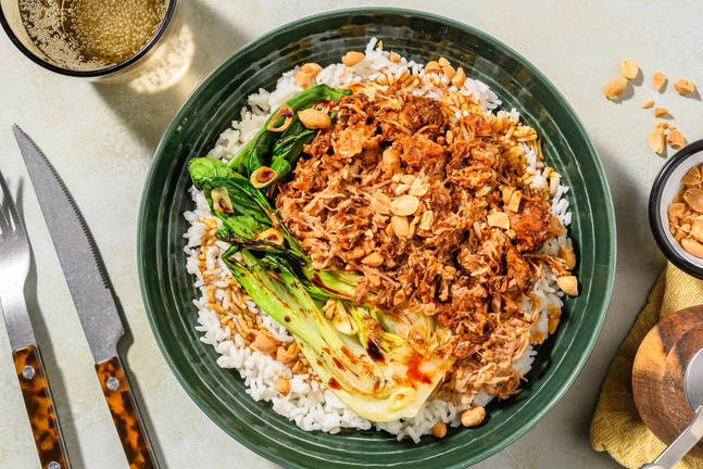 Donburi di pollo morbido sfilacciato e riso Jasmine
