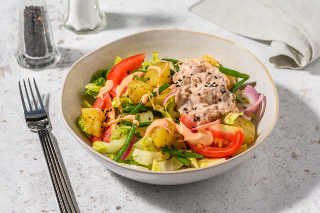 Fusion salade Niçoise met tonijn, citroenmayonaise en sesamzaadjes