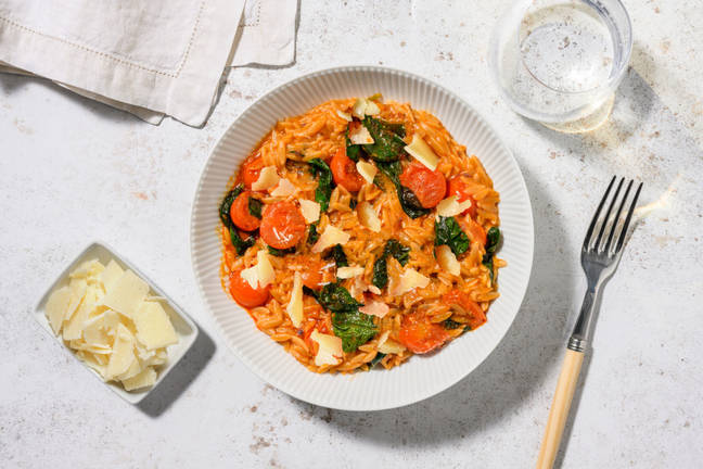 Orzo pilaf aux tomates cerises & épinards frais