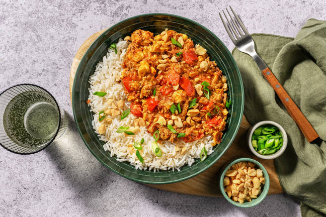 Chinesische Wok-Pfanne mit Pulled Pork und Tomate