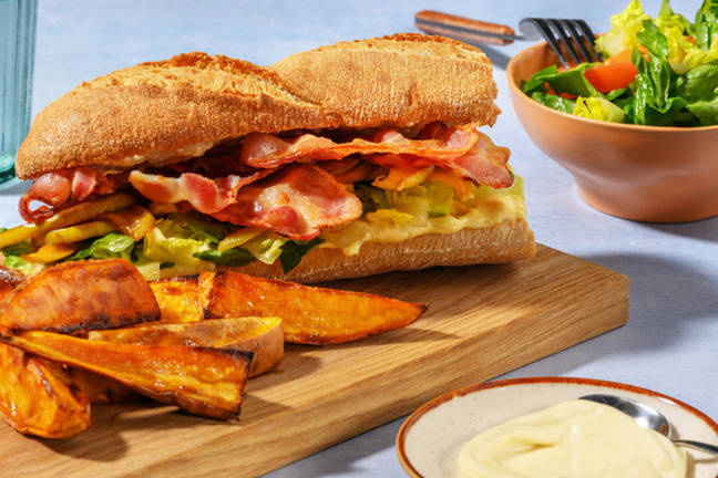 Karamelliseret æble- og bacon cheddarsandwich