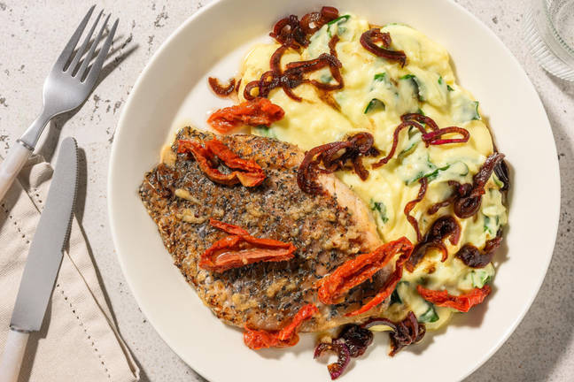 Filet de merlu au beurre à l'ail et tomates séchées