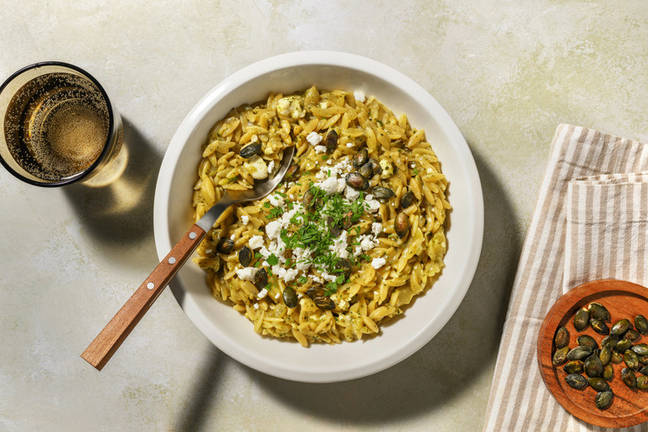 ¡Una olla! Orzo con pesto de albahaca y queso griego