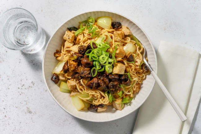 Veggie Wok: fideos con tofu y pak choi