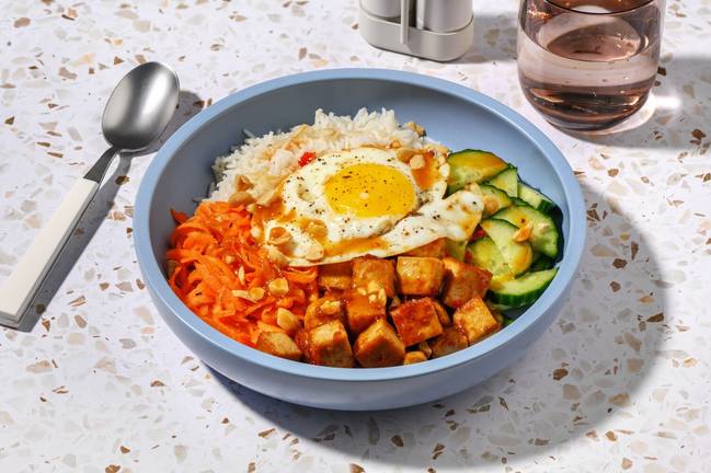 Bibimbap de tofu, sriracha épicée & cacahuètes