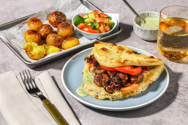 Naanwich met köfte-gehaktballetjes en pittige groene saus