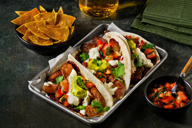 Tacos de ternera con aguacate y totopos caseros