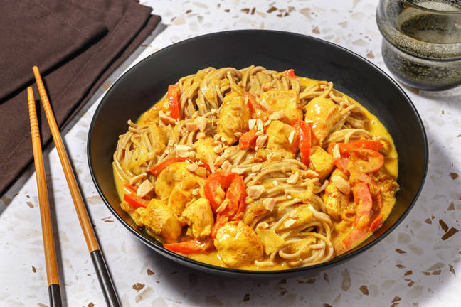 Poulet sauce coco-satay & nouilles de blé