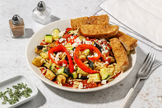 Smokey orzo met witte kaas en vers basilicum