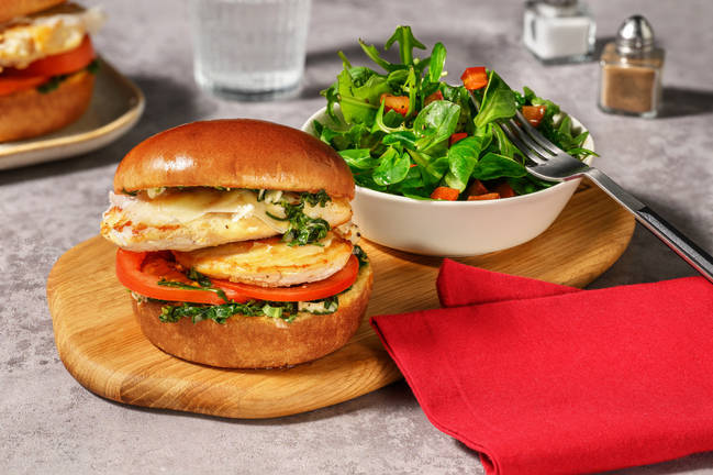 Burger poulet sauce pistou maison & salade