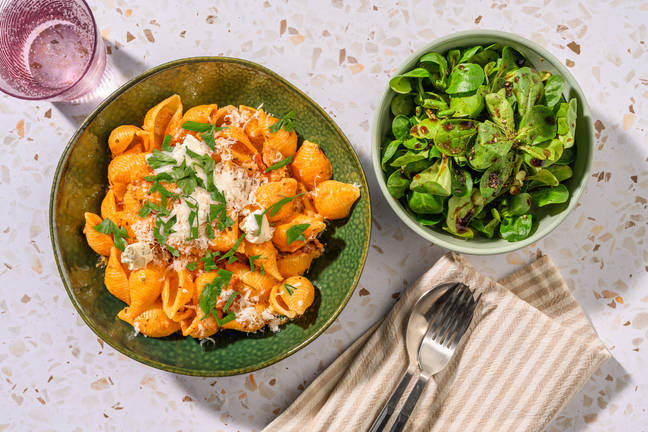 Conchiglie pesto rosso, persil & fromage frais