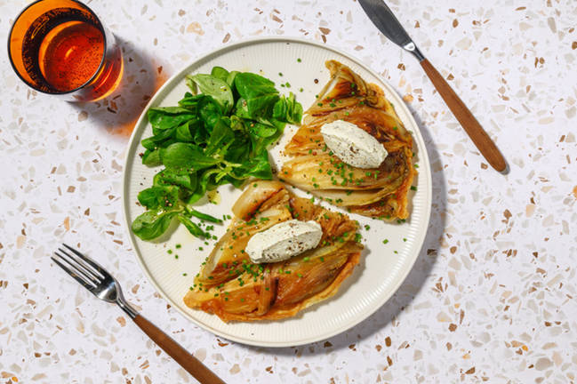 Tarte tatin d'endives & quenelles de fromage