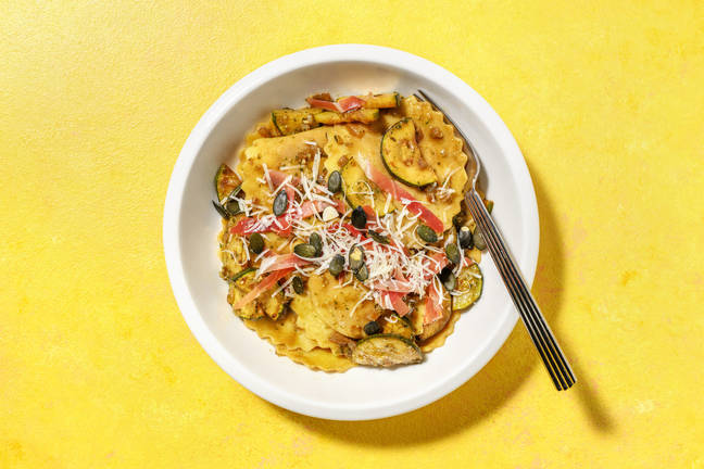 Ravioli tomate-mozza, jambon sec & pesto verde