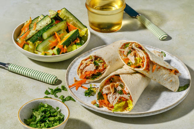 Wraps de poulet, sauce satay & crudités