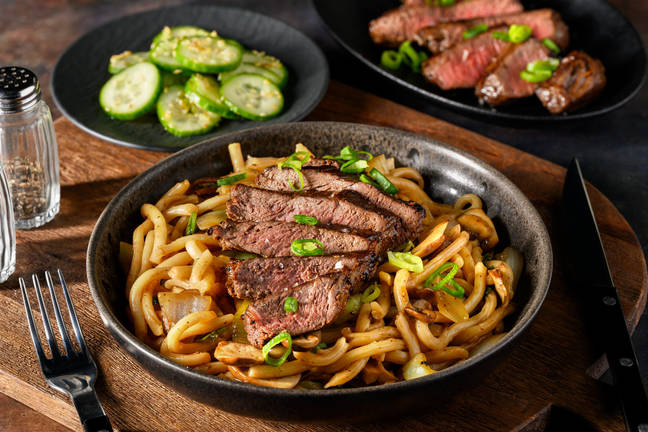 Stekte 'yaki udon'-nudler og storfemørbrad