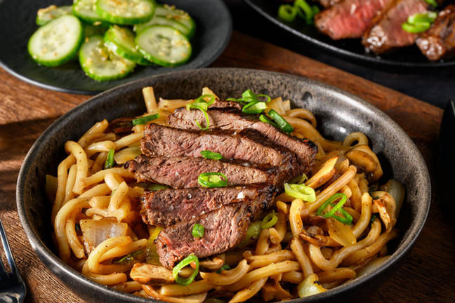 Stekta yaki udon-nudlar och rumpstek