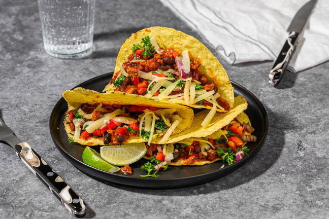 Coquilles de tacos garnies de poulet au fromage