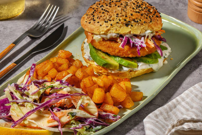 Burger végé façon poisson sur pain à la carotte avec avocat