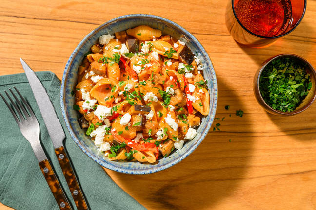 Romige conchiglie met aubergine