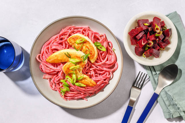 Pink Pasta mit Zitronen-Huhn & Rote-Beete-Salat