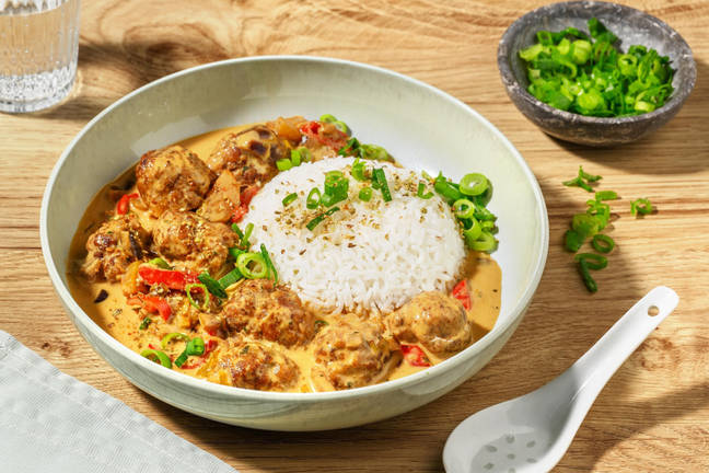 Thaise stijl gehaktballetjes in kruidige groene currysaus