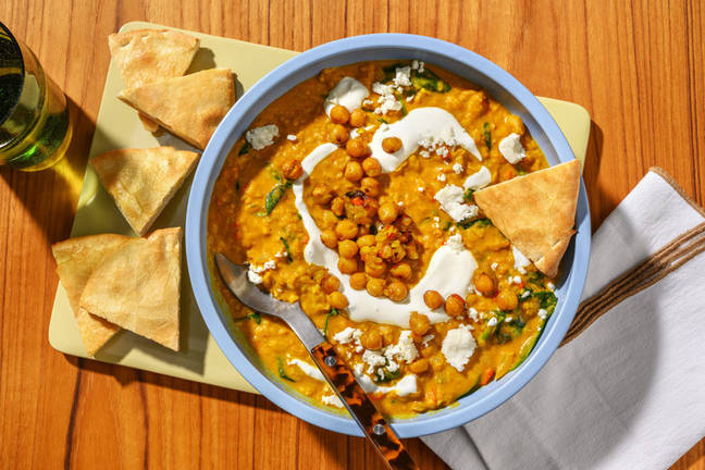 Romige curry met knapperige kikkererwten en pita