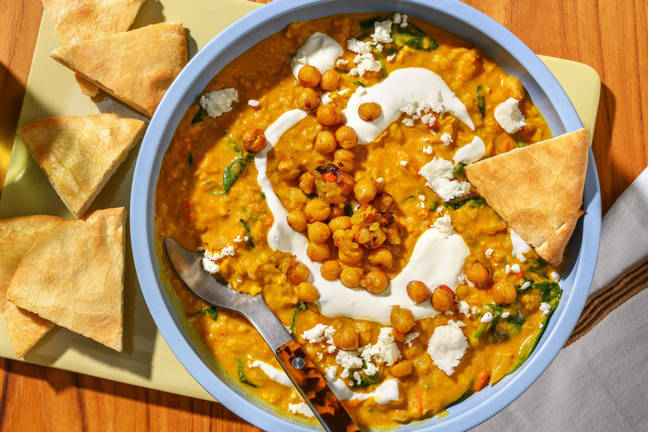 Curry crémeux garni de pois chiches croustillants et pita