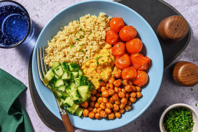 Quinoa-Bowl mit Rüebli-Hummus 
