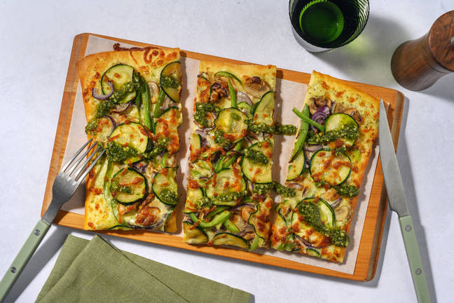 Pizza bianco met courgette en groene pesto