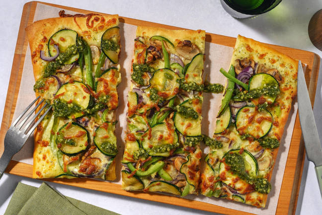 Pizza bianco met courgette en groene pesto