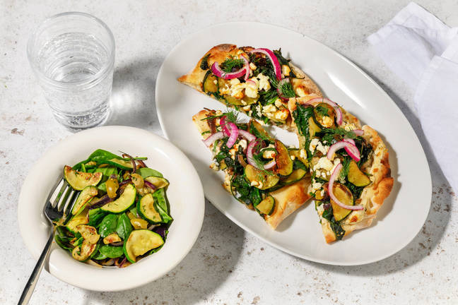Supergroene naanpizza met witte kaas en olijven