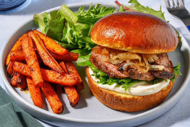 Burger di scamone di manzo e cipolle caramellate