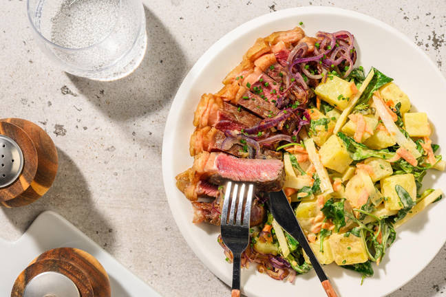 Steak met koolrabi-aardappelsalade