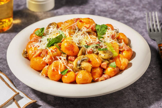 Süßkartoffelgnocchi-Pfanne mit Bacon