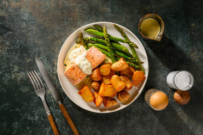 Pavé de saumon, asperges & crème estragon