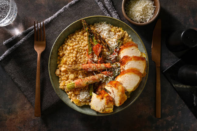 Fagot d'asperges, poulet & couscous perlé