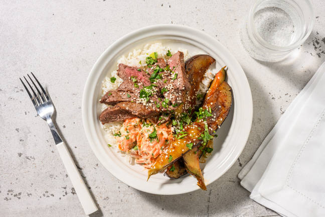 Bowl met steak en teriyaki-aubergine