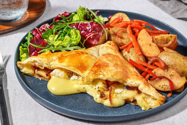  Camembert En Croûte mit Kartoffeln und Salat