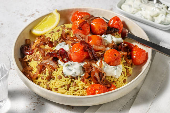 Mujaddara met harissa, cherrytomaten en komkommeryoghurt