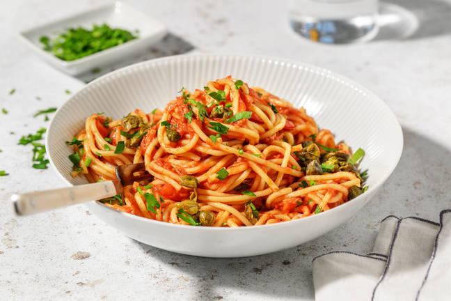 Spaghetti puttanesca met gegrilde kappertjes
