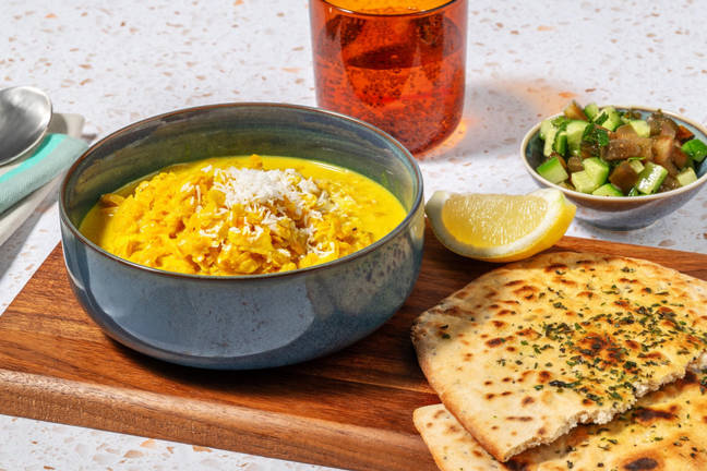 Dahl et naan accompagnés d'une salsa