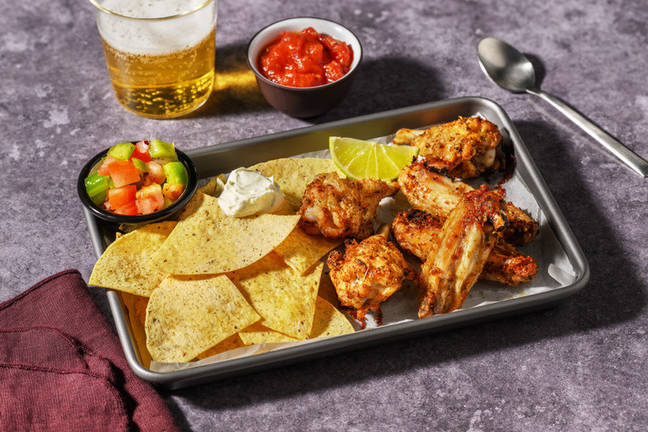 Alitas de pollo especiadas con dip picante de tomate