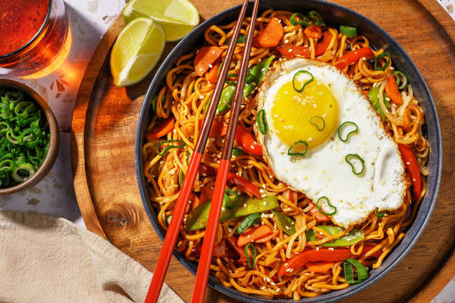 Nouilles en sauce à l'asiatique, œuf au plat et gomasio