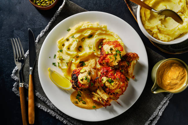 Harissa-Röstblumenkohl auf Kartoffelstampf