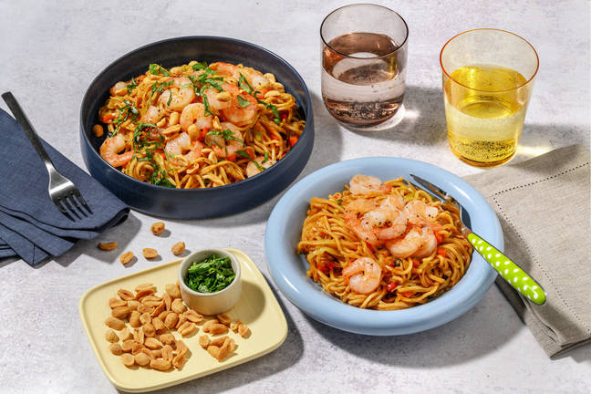 Kindvriendelijke teriyaki-noedels met scampi's en kool