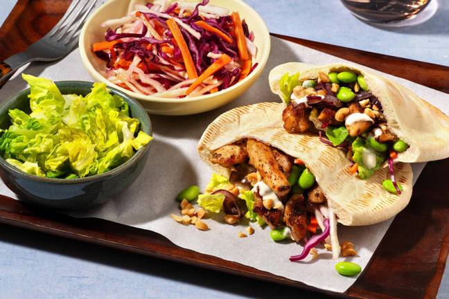 Pita au poulet, fèves de soja et mayonnaise miel-gingembre