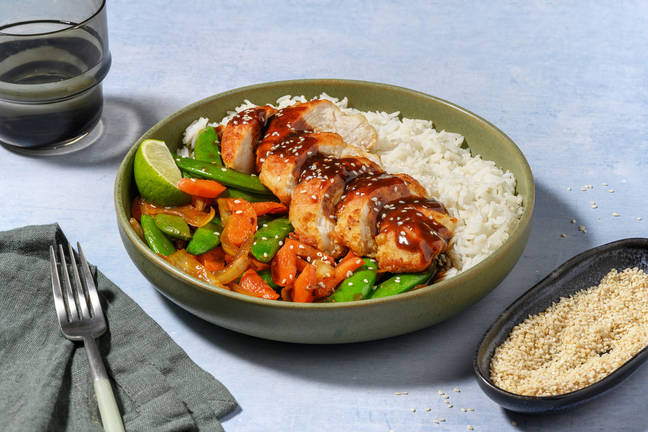 Stir-fry met sticky kip, sesamolie en sesamzaadjes