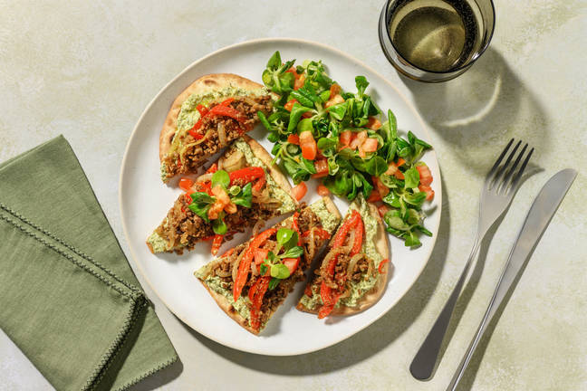 Naanpizza met rundergehakt en pesto-roomkaas