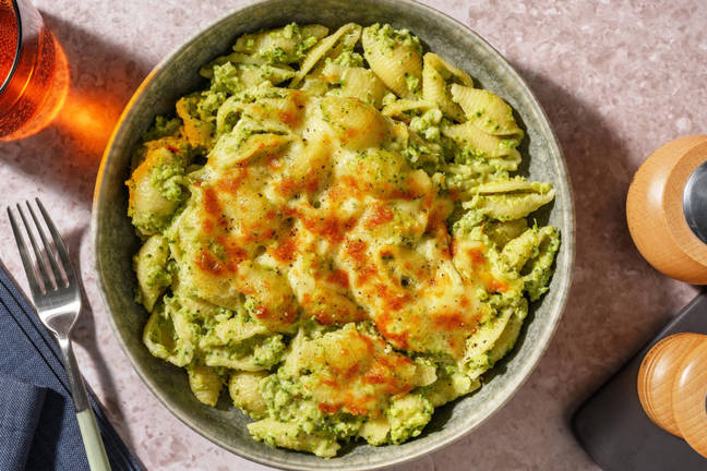 Pesto mac & cheese met kaasblokjes en mozzarella
