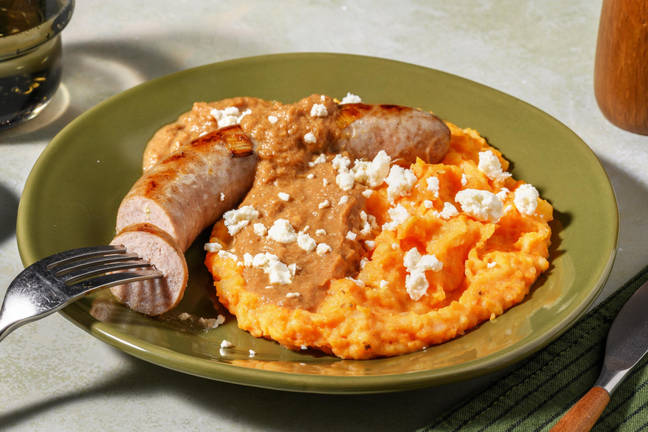 Saucisse de porc sur stoemp de patate douce et fromage à la grecque